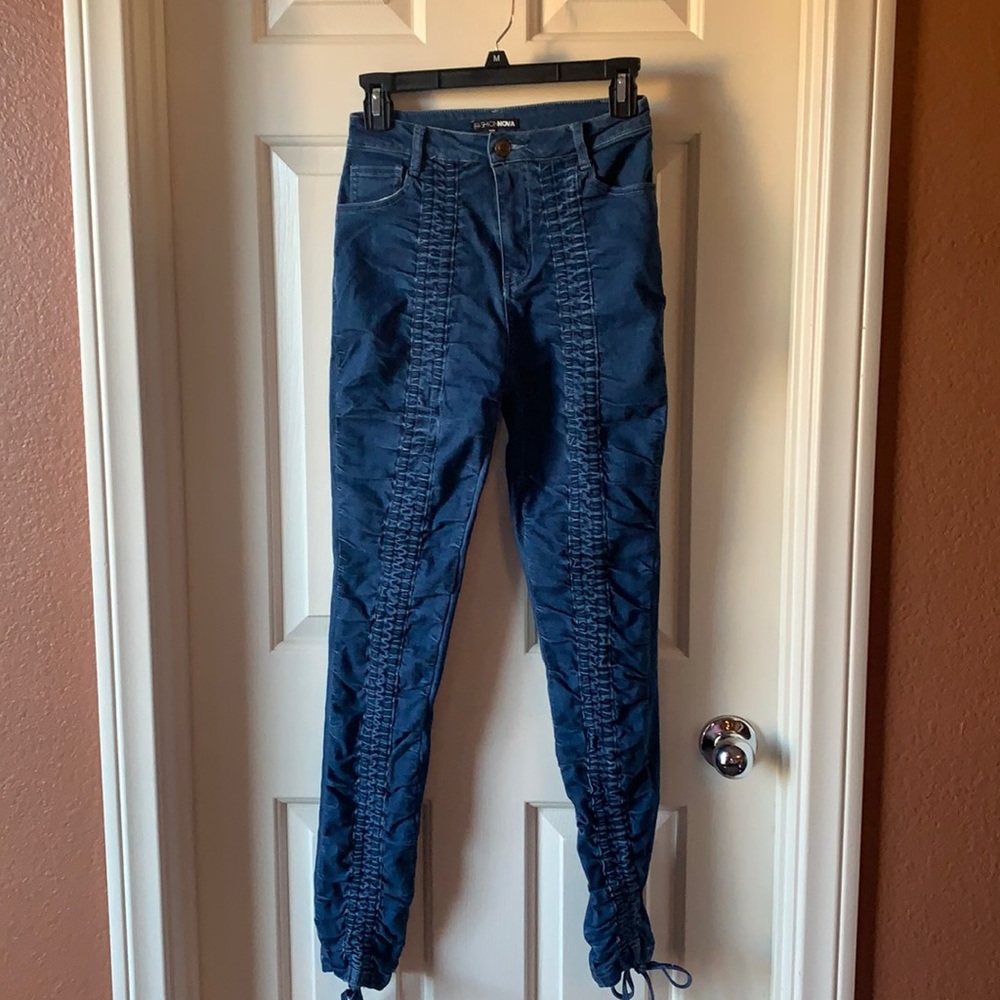 Fashion Nova Women’s Skinny Ruched Jeans. Stretchy . Size XS.